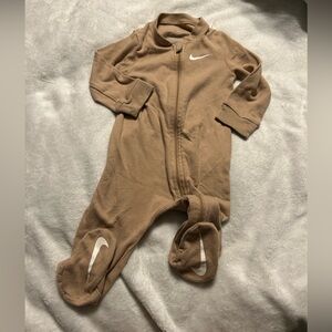 Nike footed pajamas | for the neutral mama | Size: 9 months